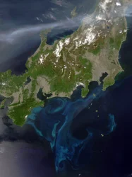 Satellitvy över Honshu, Japan, den 4 maj 2005 med en tjock rökplym som korsar ön från väster där intensiva bränder hade brunnit i Nordkorea. Kredit NASA. Vetenskap Earth Geology Pollutio